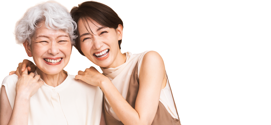 肩を寄せて喜ぶ女性