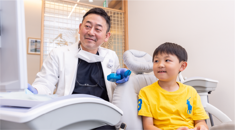 診察室での子どもと院長